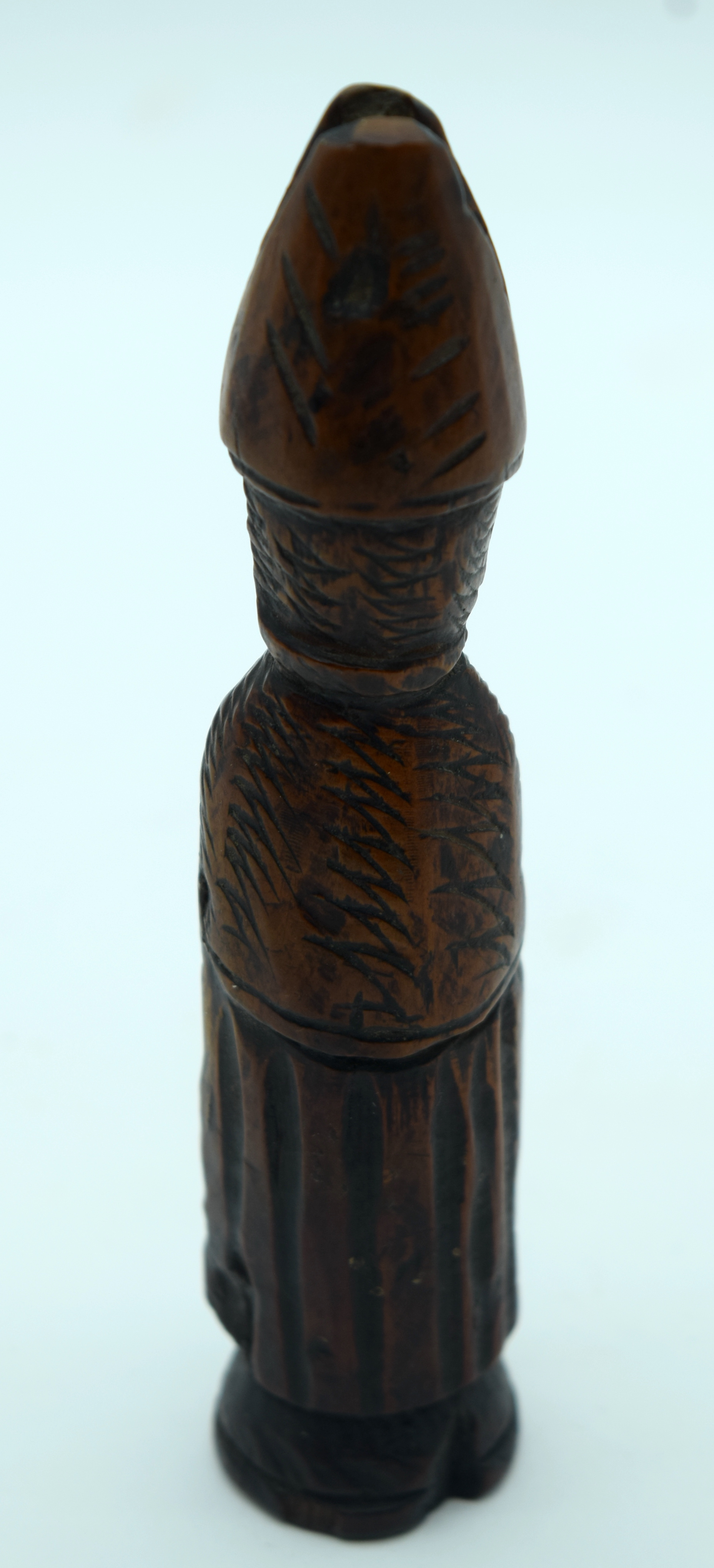 A RARE 18TH CENTURY NORTHERN EUROPEAN CARVED TREEN WOOD FIGURE OF A SAINT modelled in typical religi - Bild 3 aus 5