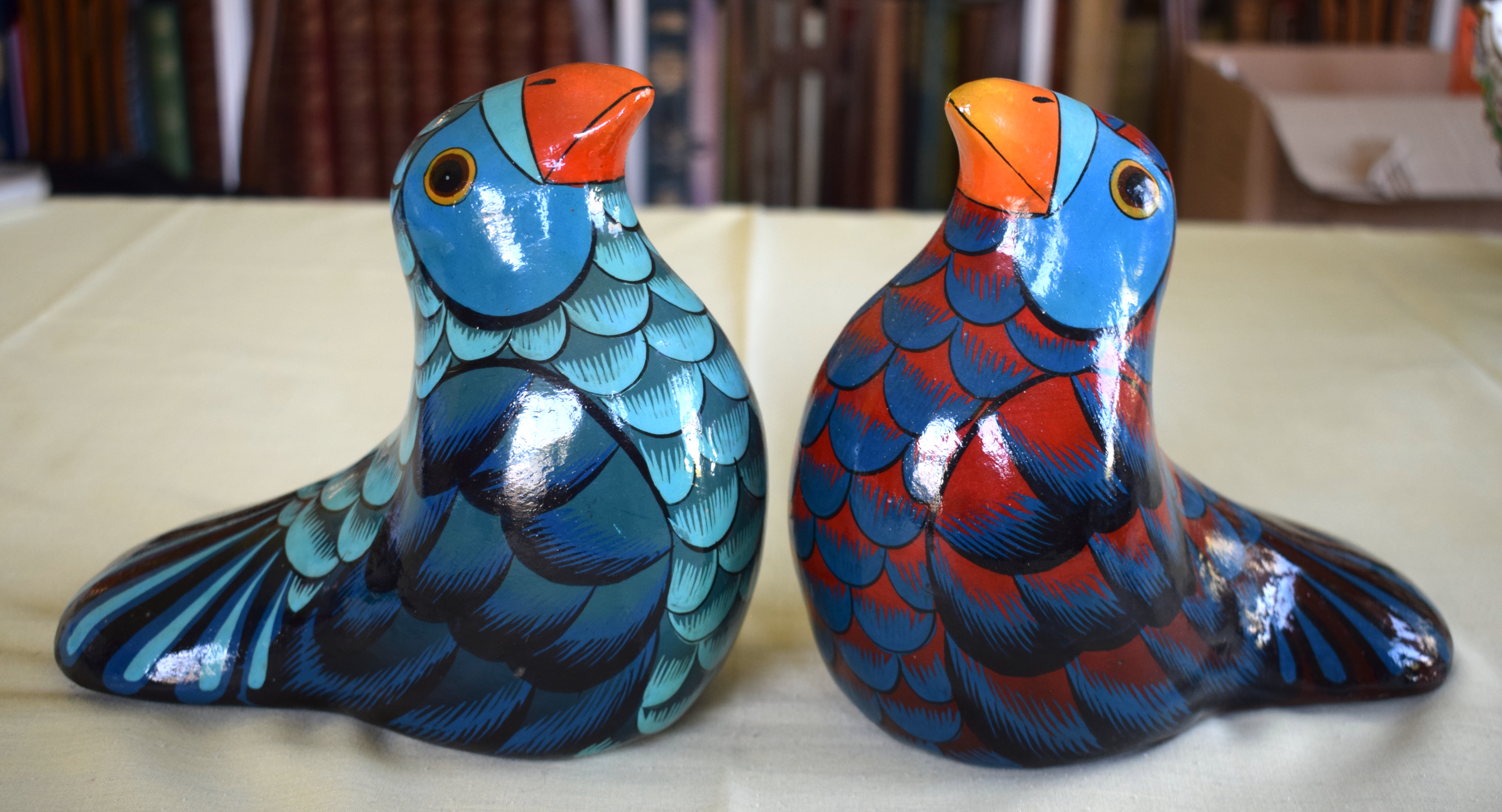 A PAIR OF RETRO SOUTH AMERICAN MEXICAN PAPIER MACHE TOUCANS of naturalistic form. 18 cm x 18 cm.