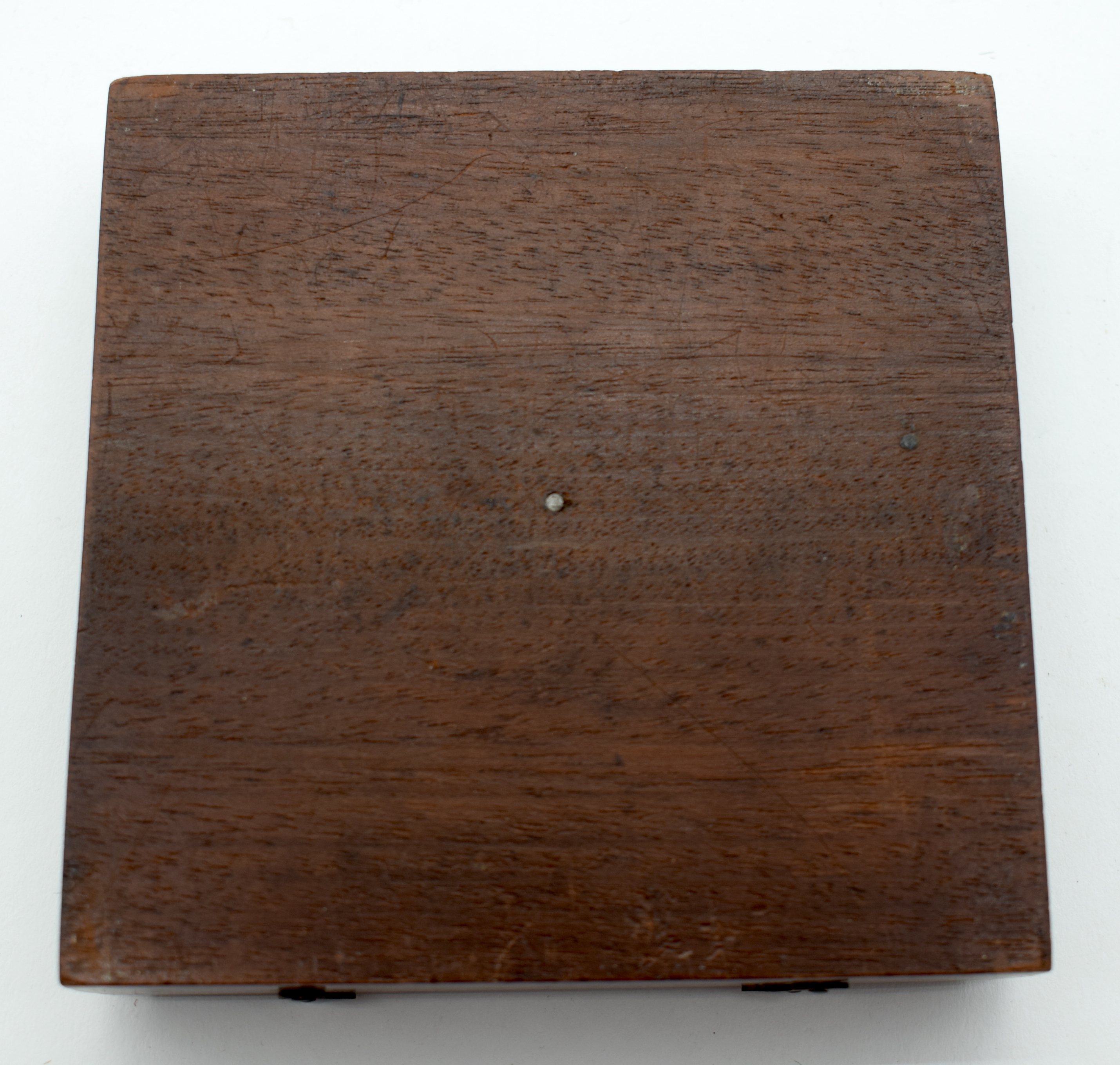 AN UNUSUAL 19TH CENTURY TREEN MAHOGANY CASED COMPASS decorated with fleur de lys. 10.25 cm square. - Image 5 of 5