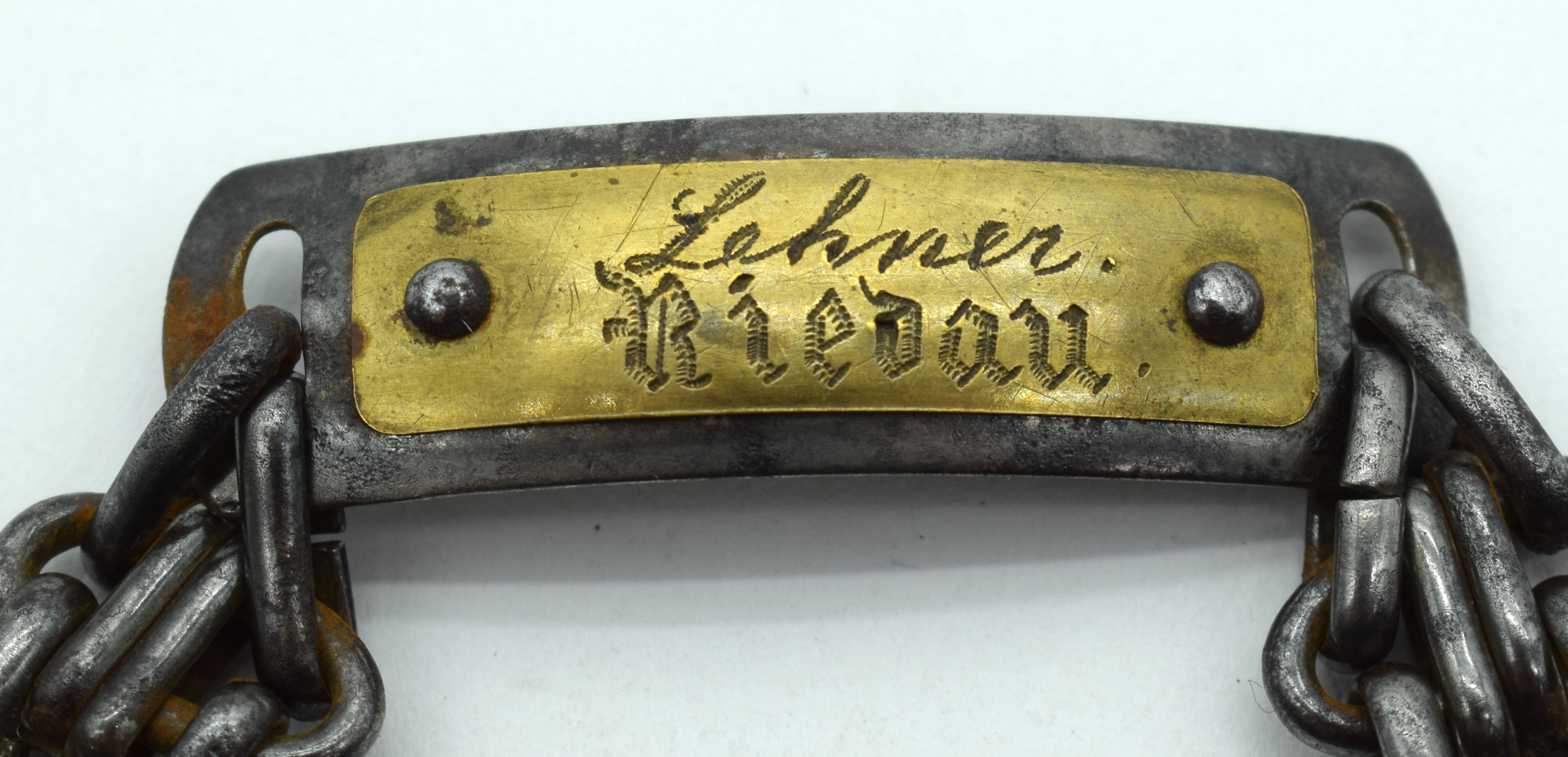 AN UNUSUAL EARLY 19TH CENTURY CONTINENTAL BRASS AND STEEL DOG COLLAR with applied brass plaque. 26 c - Bild 2 aus 4