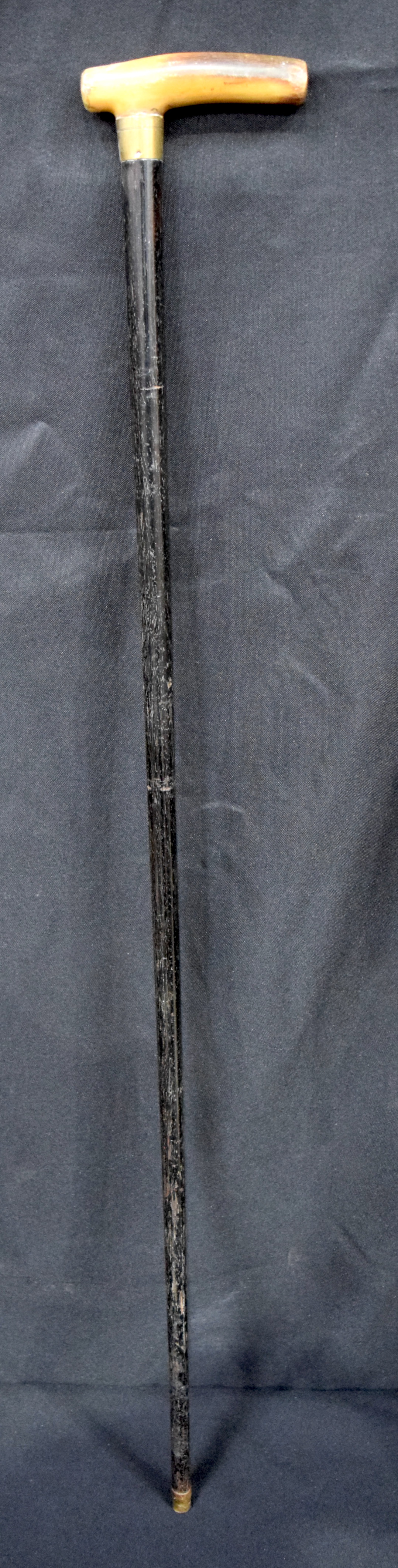 A 19TH CENTURY MIDDLE EASTERN CARVED RHINOCEROS HORN WALKING CANE. 88 cm long. - Bild 3 aus 3