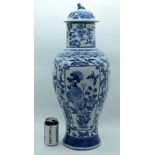 A VERY LARGE 19TH CENTURY CHINESE BLUE AND WHITE LIDDED VASE AND COVER Qing, painted with birds and