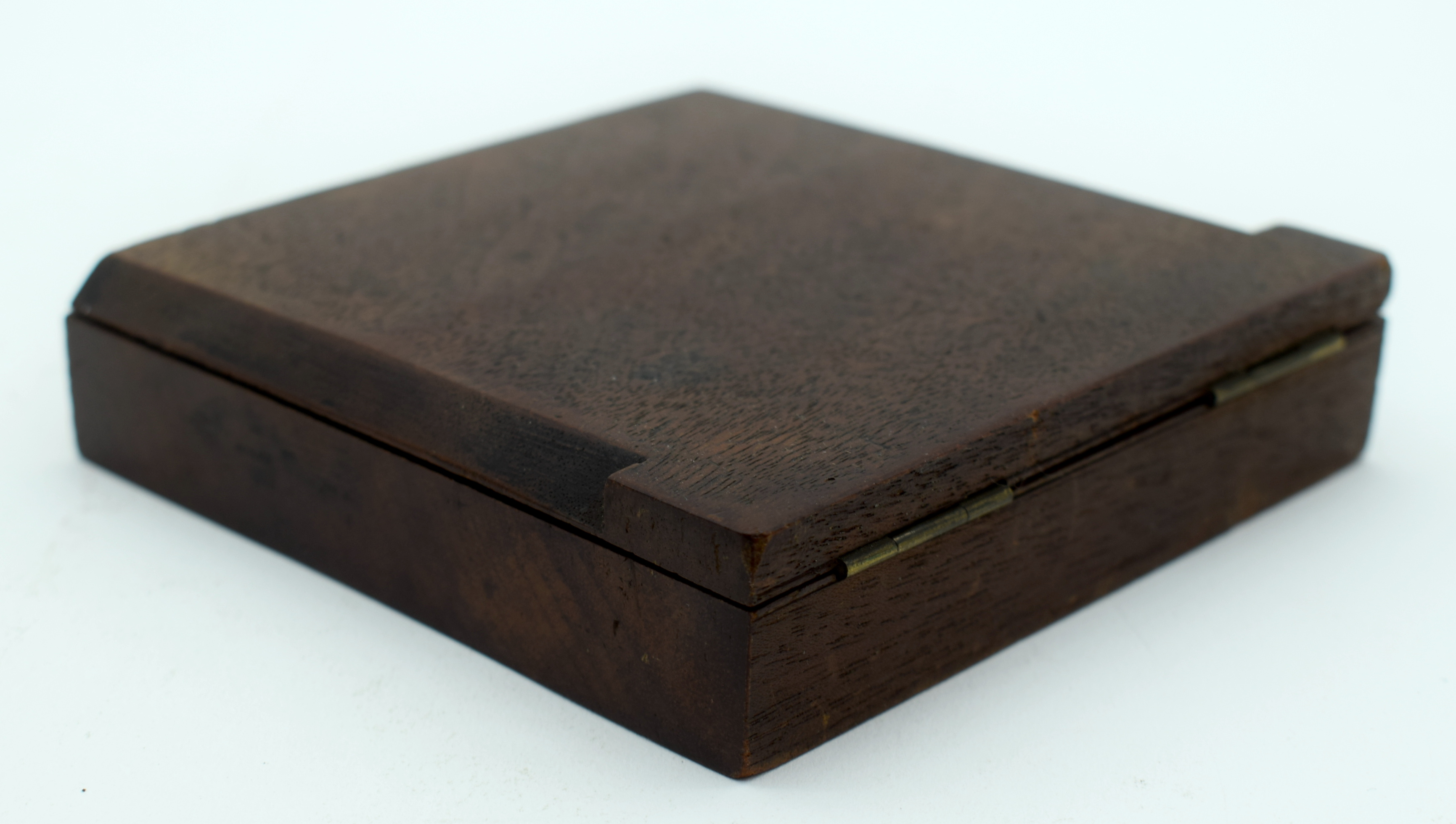 AN UNUSUAL 19TH CENTURY TREEN MAHOGANY CASED COMPASS decorated with fleur de lys. 10.25 cm square. - Image 4 of 5