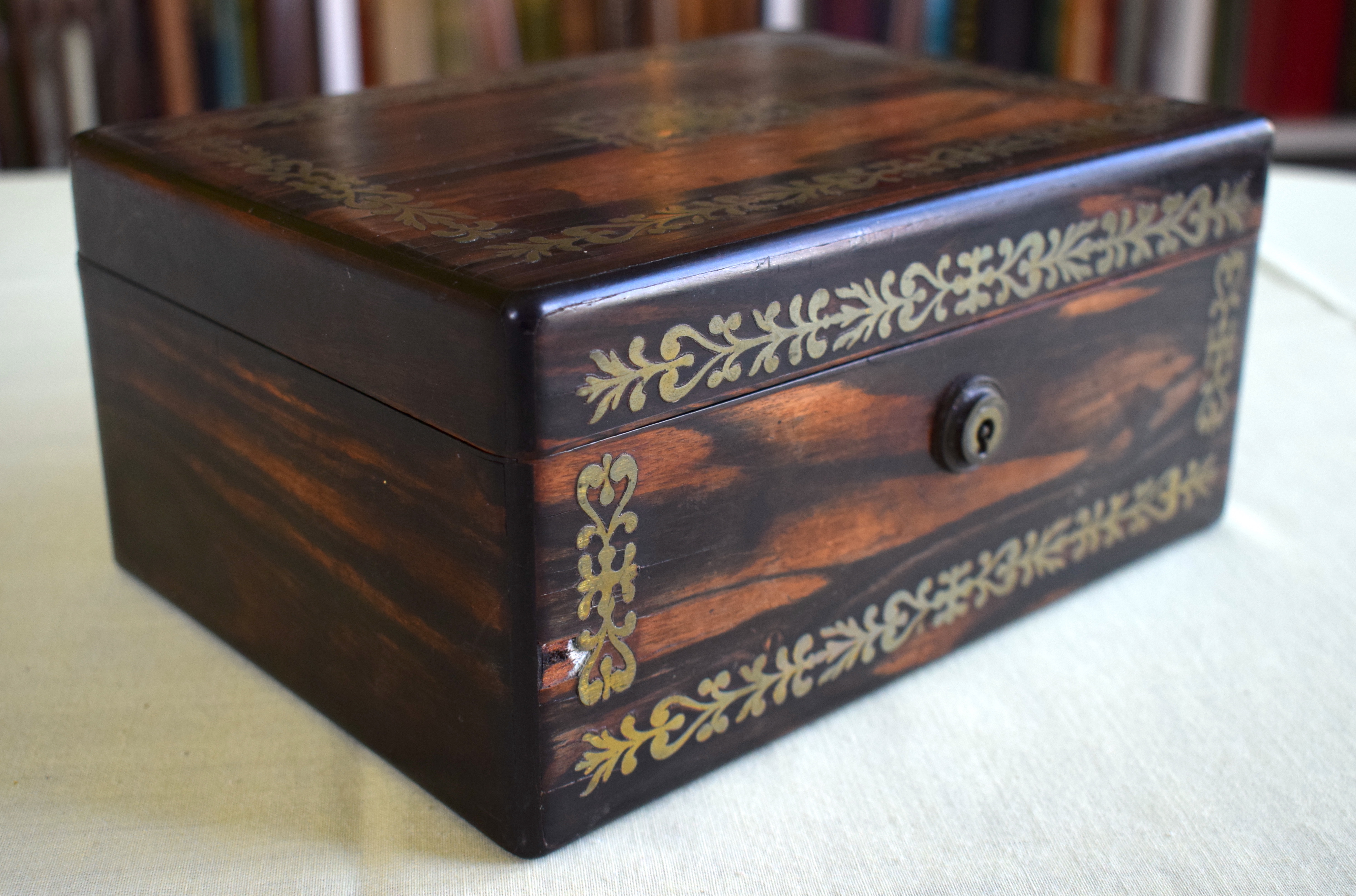 AN EARLY VICTORIAN COROMANDEL BRASS INLAID BOX AND COVER decorated with floral type motifs. 21 cm x