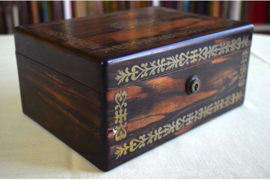 AN EARLY VICTORIAN COROMANDEL BRASS INLAID BOX AND COVER decorated with floral type motifs. 21 cm x - Image 1 of 5