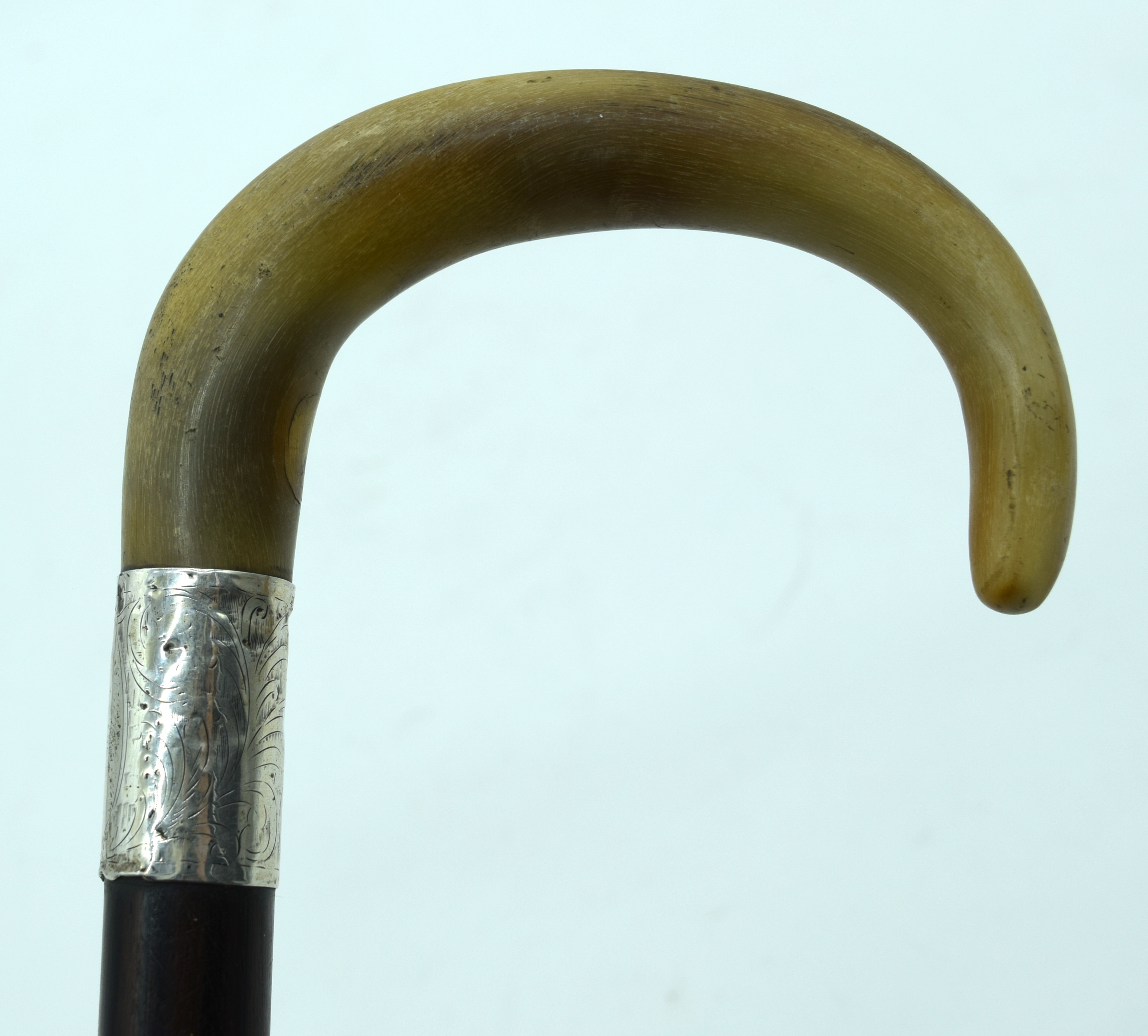 A 19TH CENTURY MIDDLE EASTERN CARVED RHINOCEROS HORN HANDLED WALKING CANE. 90 cm long. - Bild 2 aus 3