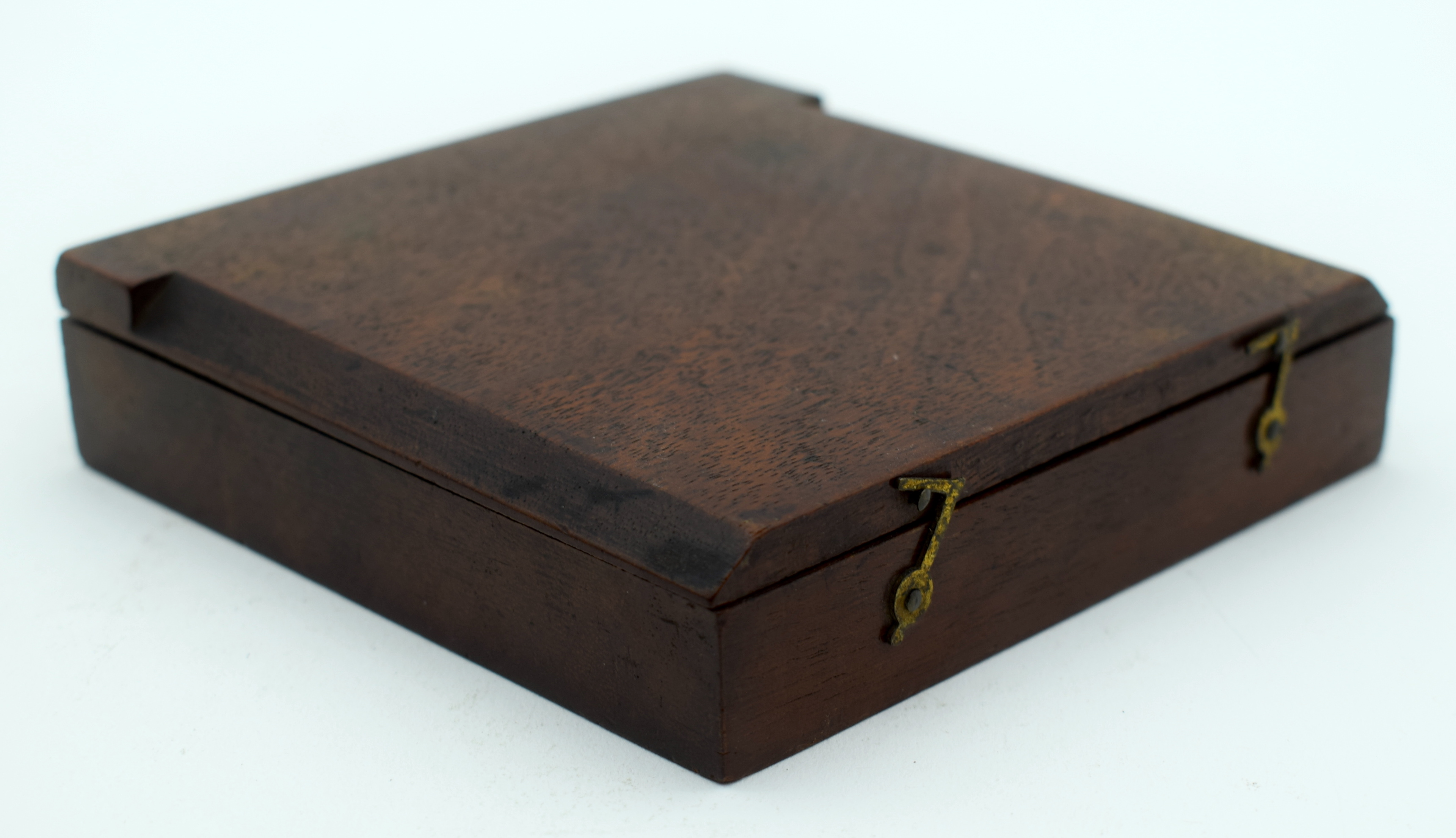 AN UNUSUAL 19TH CENTURY TREEN MAHOGANY CASED COMPASS decorated with fleur de lys. 10.25 cm square. - Image 3 of 5