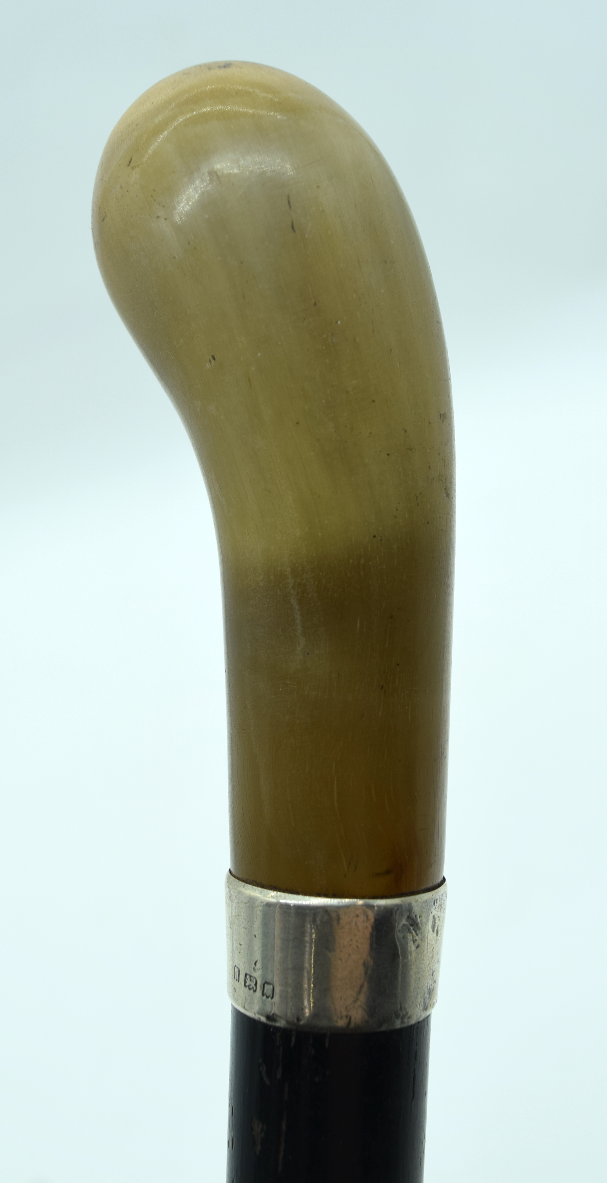 A 19TH CENTURY MIDDLE EASTERN CARVED RHINOCEROS HORN HANDLED WALKING CANE. 90 cm long. - Bild 2 aus 3