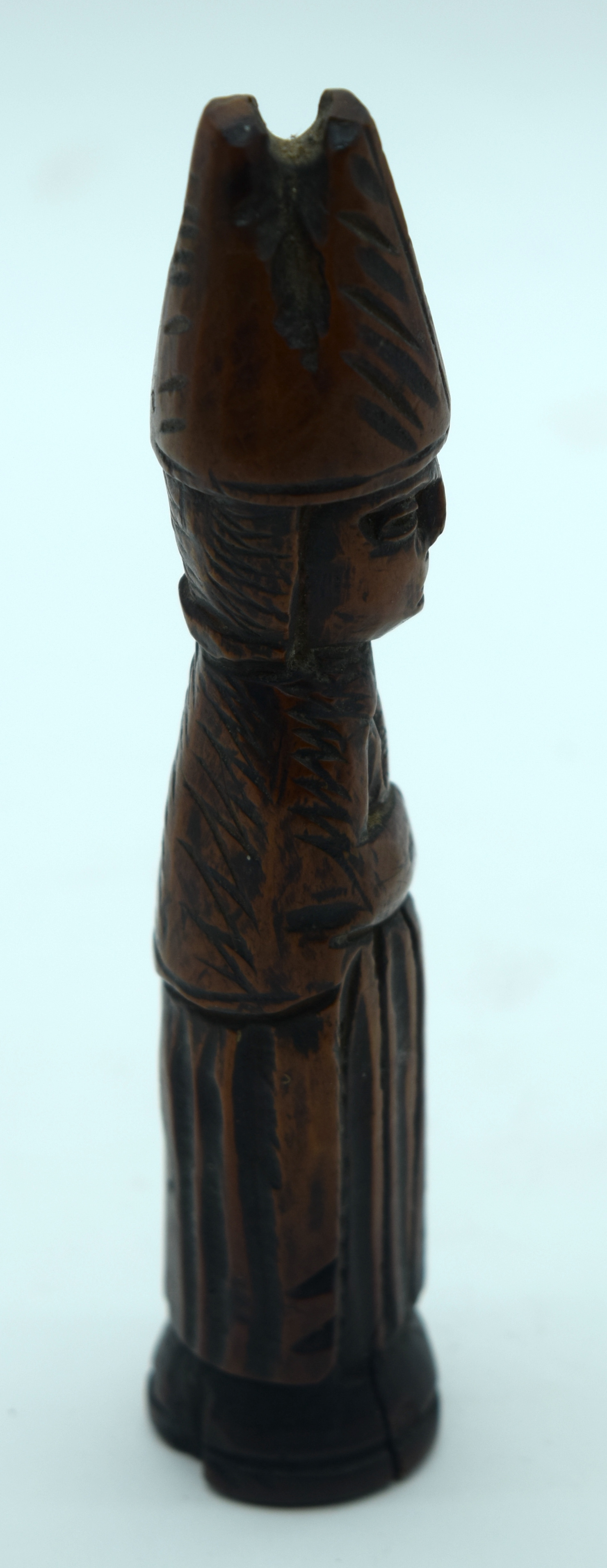 A RARE 18TH CENTURY NORTHERN EUROPEAN CARVED TREEN WOOD FIGURE OF A SAINT modelled in typical religi - Bild 2 aus 5