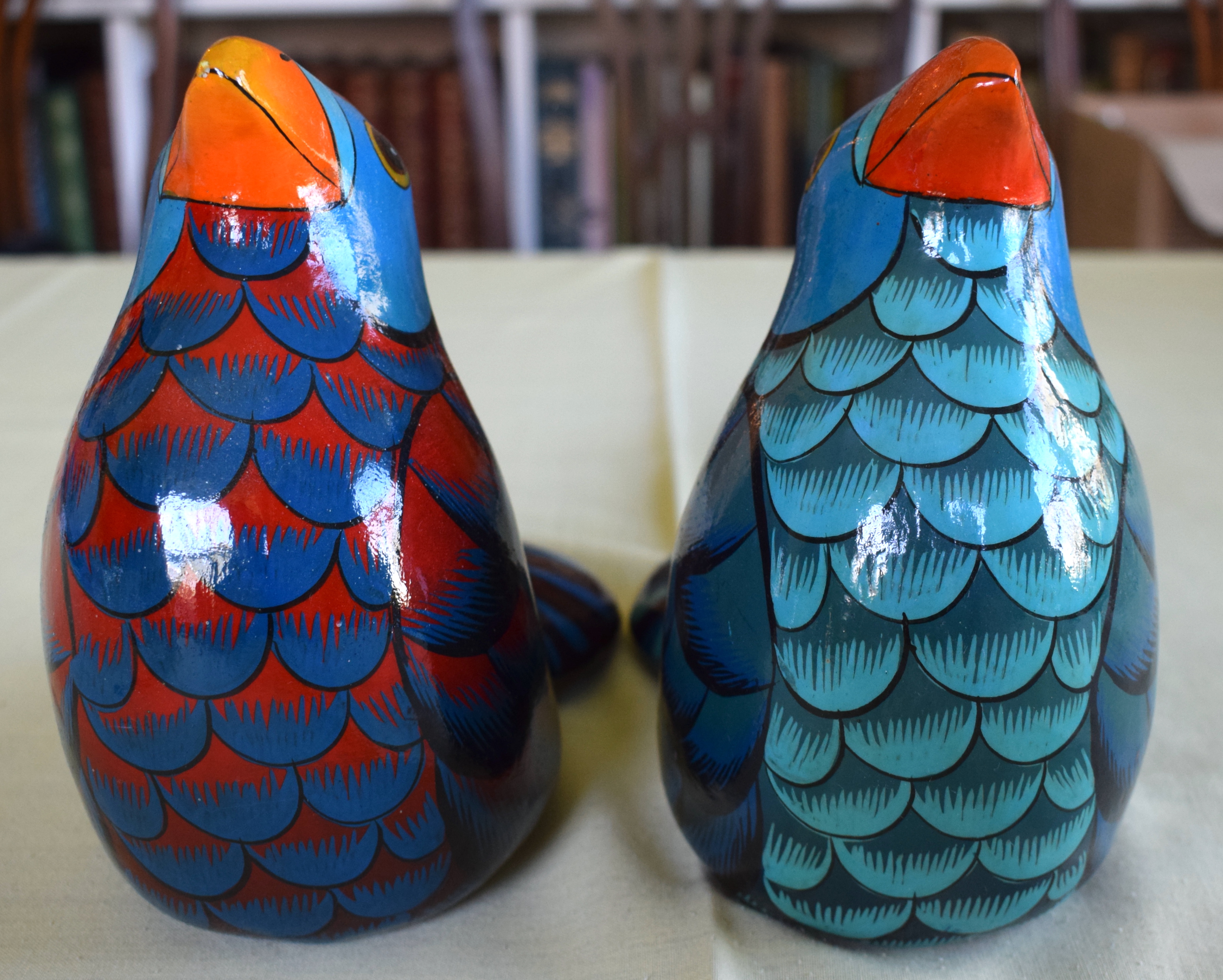 A PAIR OF RETRO SOUTH AMERICAN MEXICAN PAPIER MACHE TOUCANS of naturalistic form. 18 cm x 18 cm. - Bild 3 aus 6