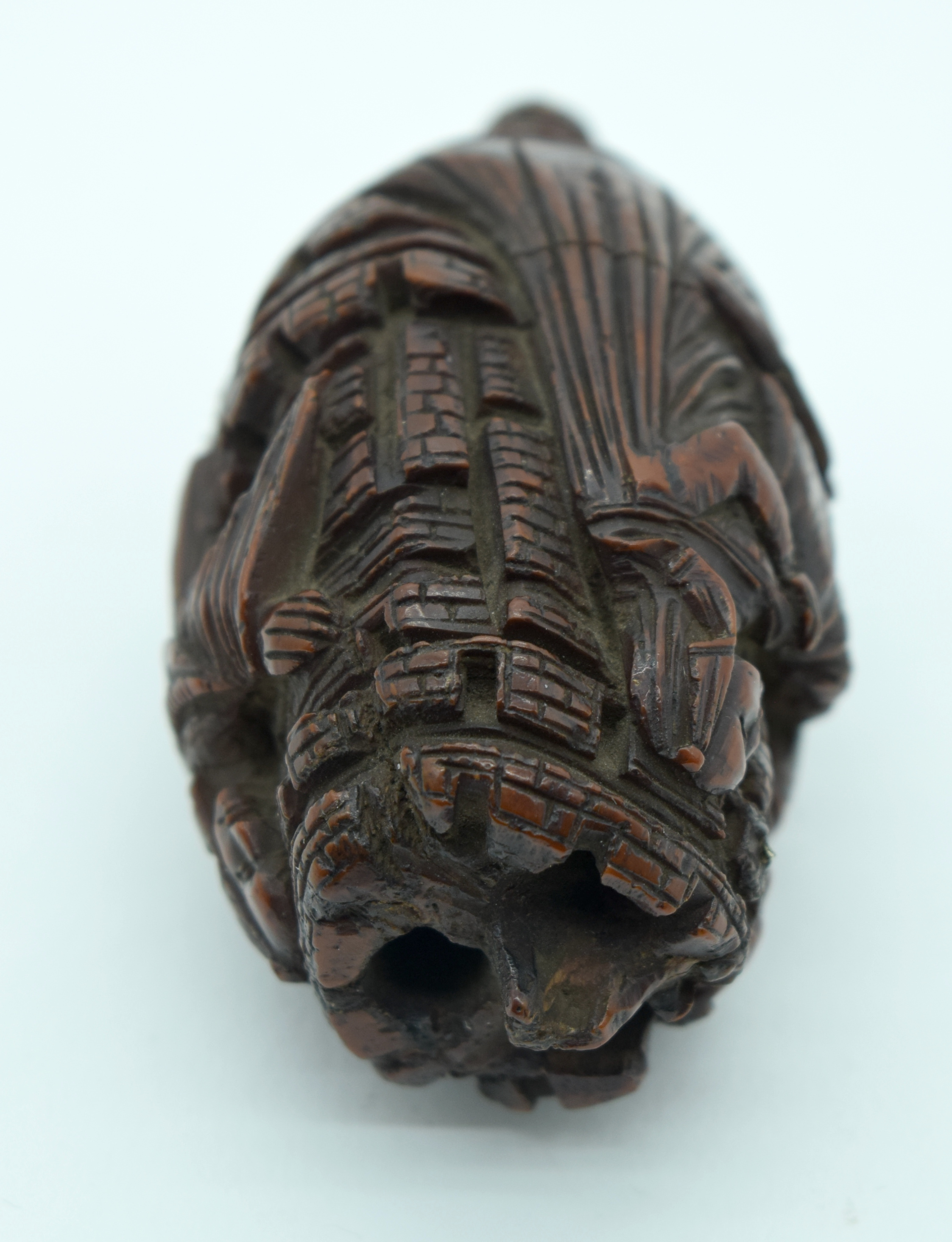 AN 18TH/19TH CENTURY FRENCH CARVED COQUILLA NUT SNUFF BOTTLE formed with figures in various pursuits - Bild 3 aus 6