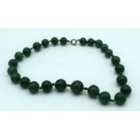 AN EARLY 20TH CENTURY CHINESE CARVED SPINACH JADE NECKLACE Late Qing/Republic. 40 cm long, each ball