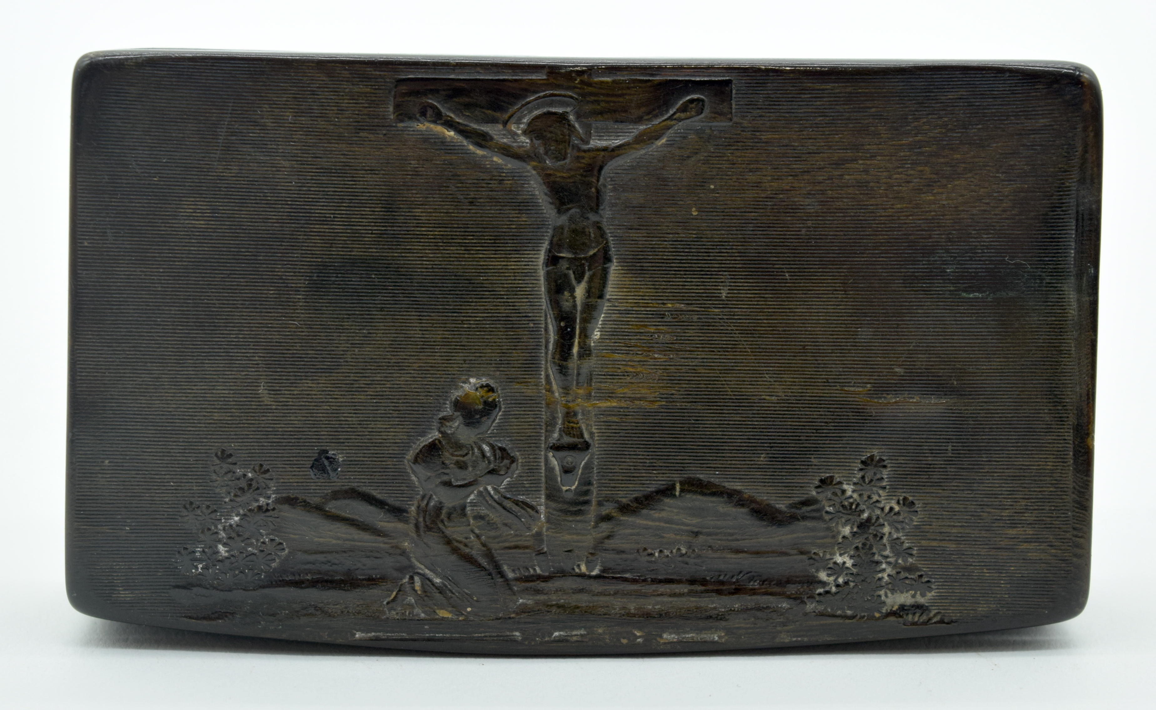 A RARE 19TH CENTURY CONTINENTAL CARVED RHINOCEROS HORN SNUFF BOX carved with Christ upon the cross. - Bild 2 aus 4