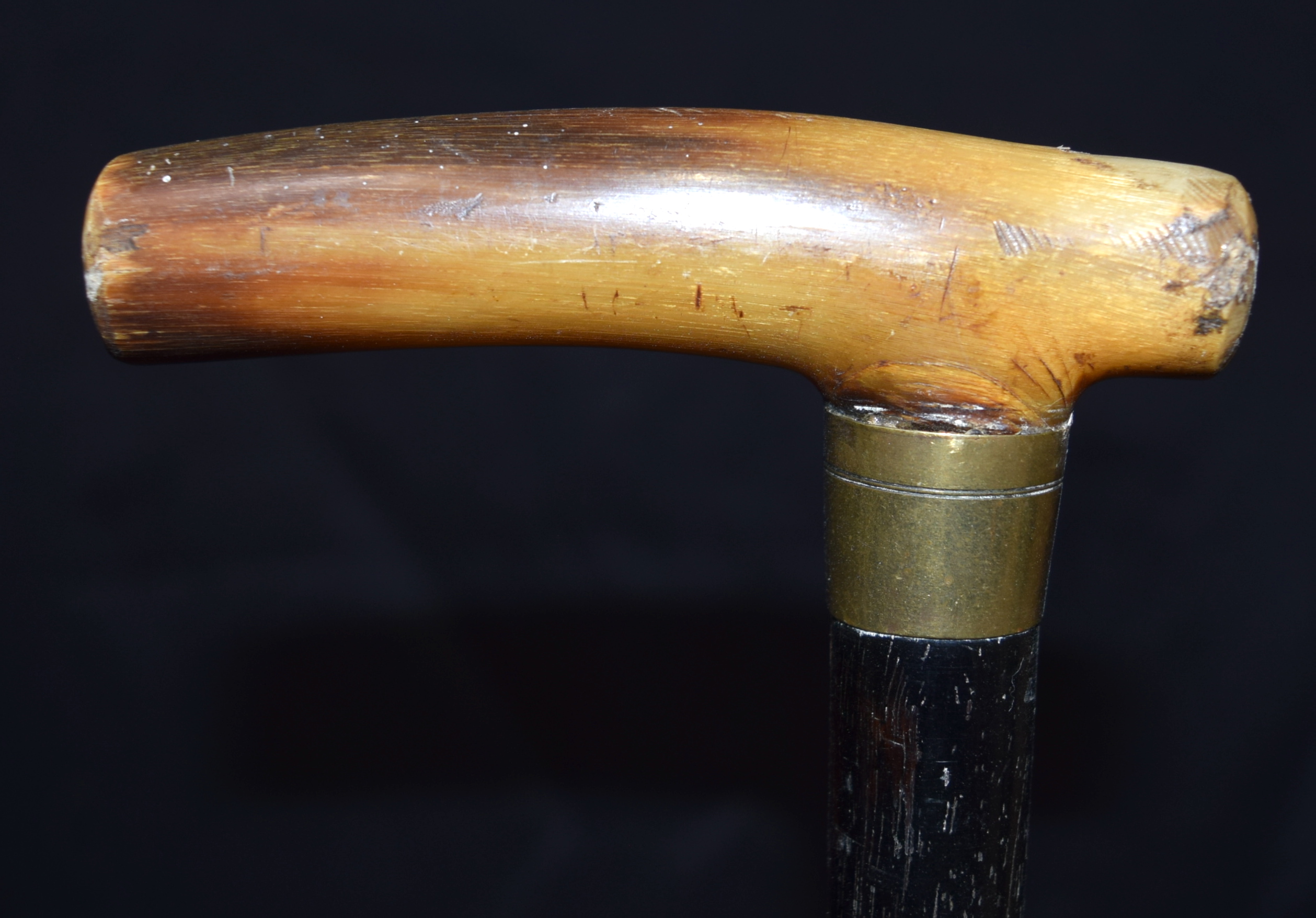 A 19TH CENTURY MIDDLE EASTERN CARVED RHINOCEROS HORN WALKING CANE. 88 cm long. - Bild 2 aus 3