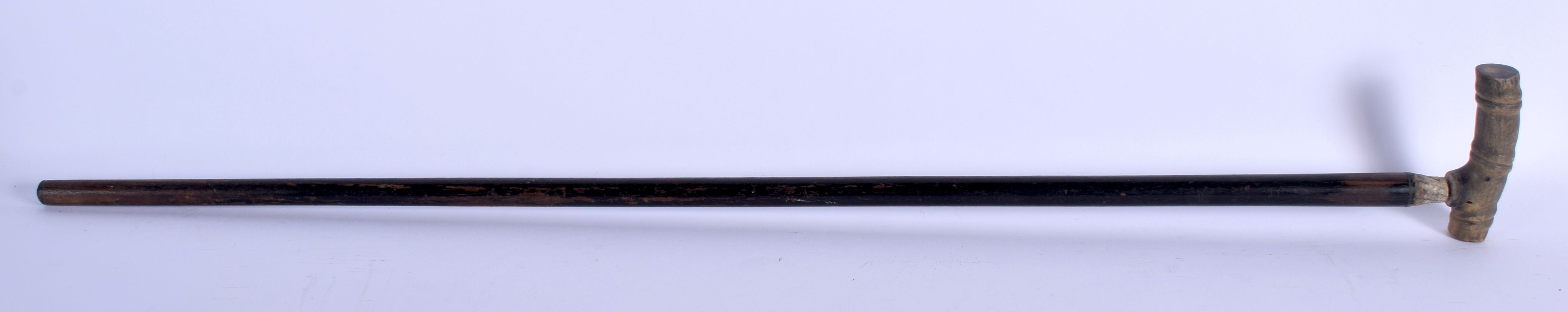 A 19TH CENTURY MIDDLE EASTERN CARVED RHINOCEROS HORN HANDLED WALKING CANE. 88 cm long. - Bild 3 aus 3