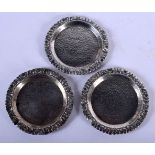 A PAIR OF ANTIQUE CONTINENTAL SILVER DISHES. 86 grams. 9 cm wide.