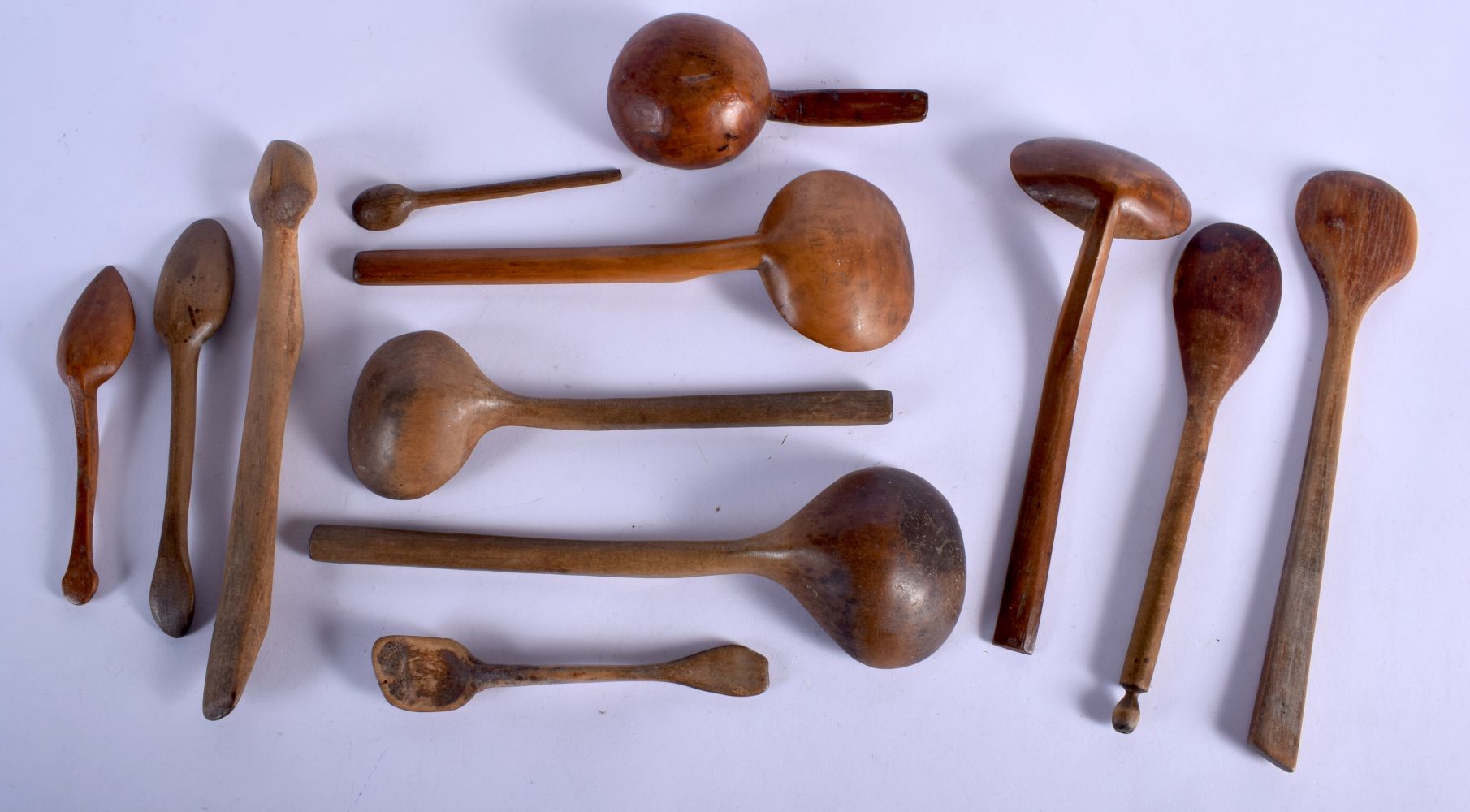 ASSORTED ANTIQUE TREEN SPOONS in various forms and sizes. Largest 16 cm long. (qty) - Bild 2 aus 2