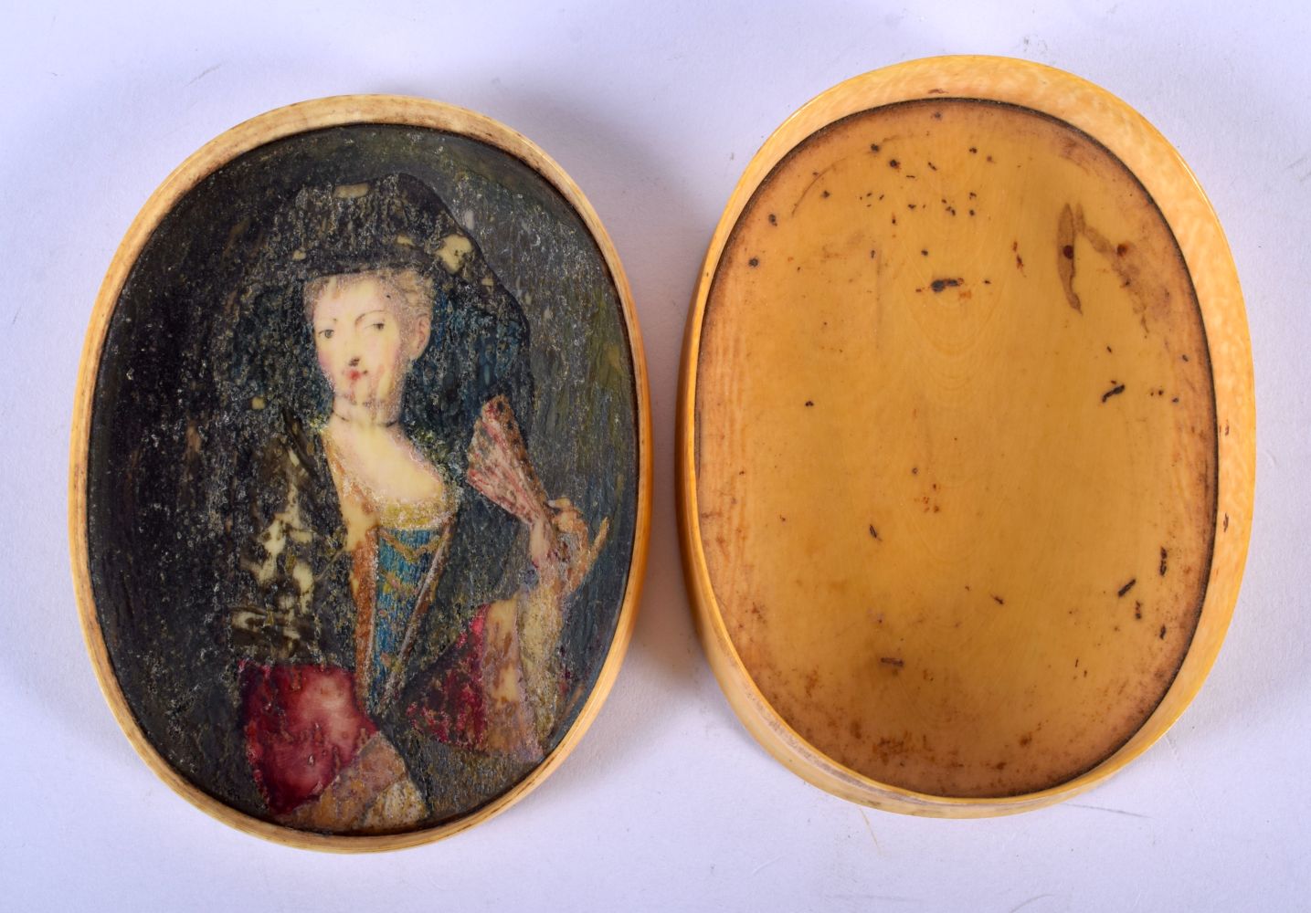 AN EARLY 18TH CENTURY ENGLISH PIQUE WORK IVORY BOX AND COVER inset with a miniature of a female. 6.5 - Image 4 of 5