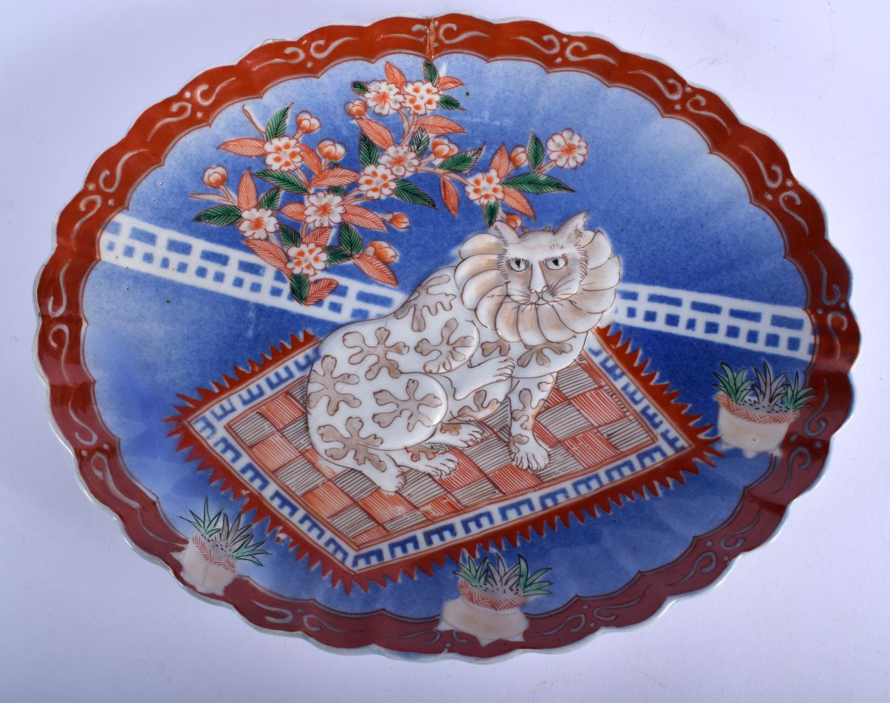AN UNUSUAL 19TH CENTURY JAPANESE MEIJI PERIOD IMARI SCALLOPED DISH decorated with a cat. 26 cm x 22