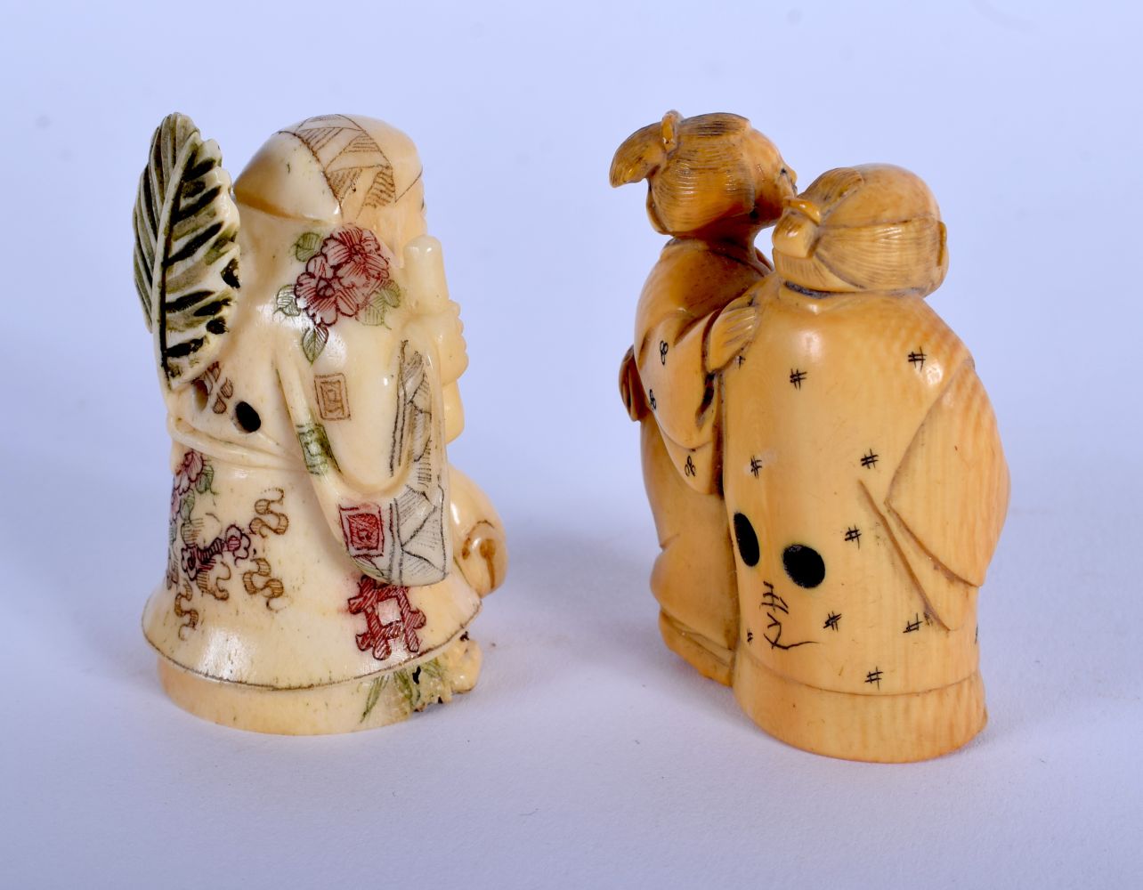 AN EARLY 20TH CENTURY JAPANESE MEIJI PERIOD CARVED IVORY NETSUKE together with another C1920 bone ne - Image 3 of 4