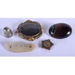 AN ANTIQUE CARVED AGATE BROOCH together with a yellow metal brooch etc. (5)