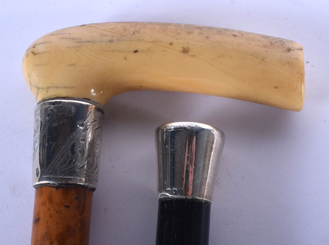 A 19TH CENTURY CONTINENTAL CARVED IVORY HANDLED WALKING CANE together with a silver mounted ebony ca - Bild 2 aus 3