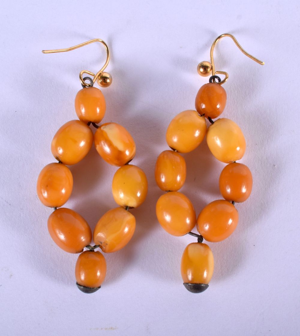 A PAIR OF VINTAGE BUTTERSCOTCH AMBER EARRINGS. 3.5 cm long.