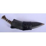 AN EARLY 20TH CENTURY CONTINENTAL CARVED RHINOCEROS HORN KNIFE with two smaller knives. Largest 40 c