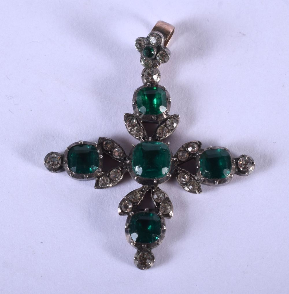 AN 18TH/19TH CENTURY EMERALD AND DIAMOND CRUCIFIX PENDANT. 7 grams. 4.5 cm x 4 cm.