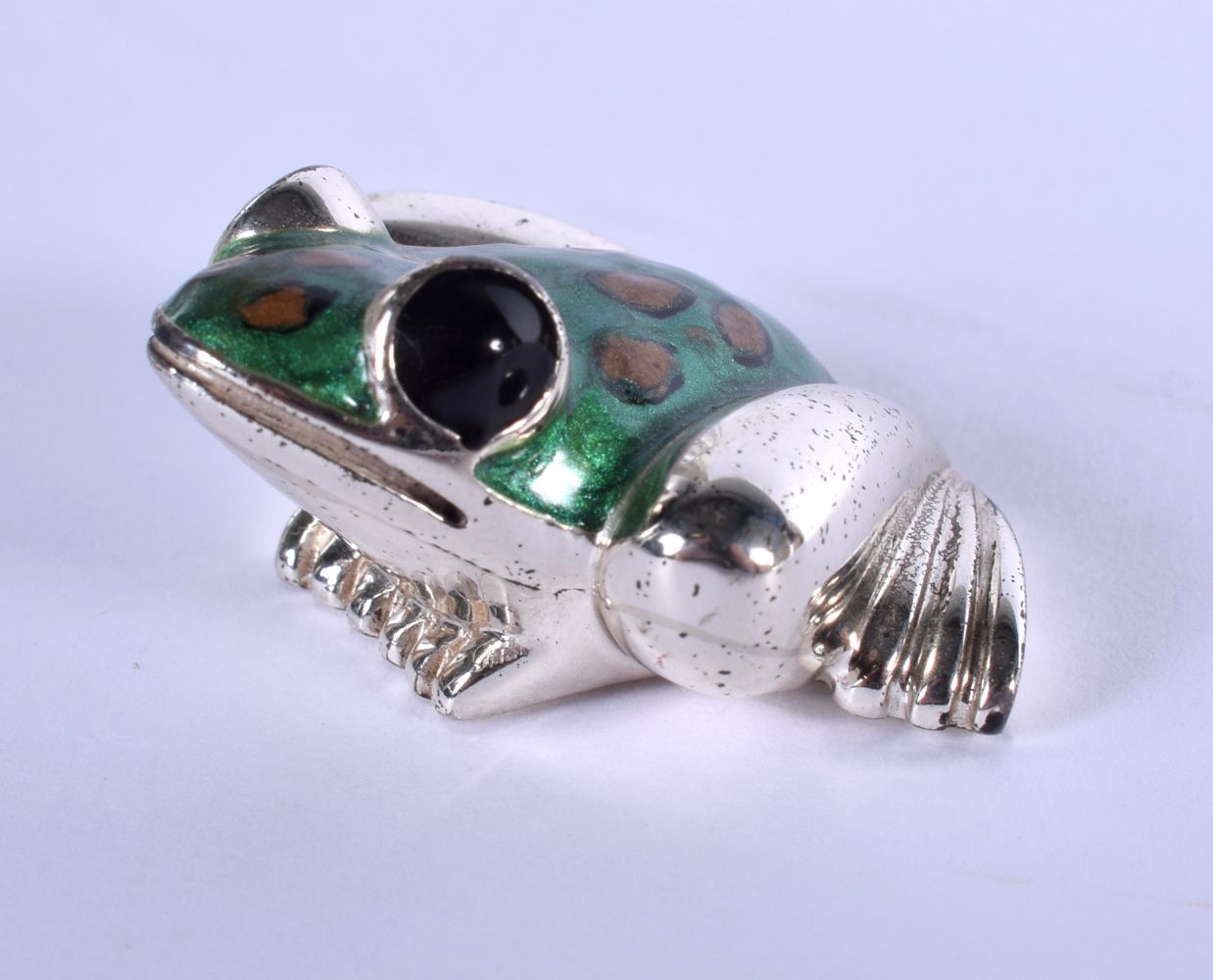 A SILVER AND ENAMEL FROG. 23 grams. 3.5 cm x 1.5 cm. - Image 2 of 3