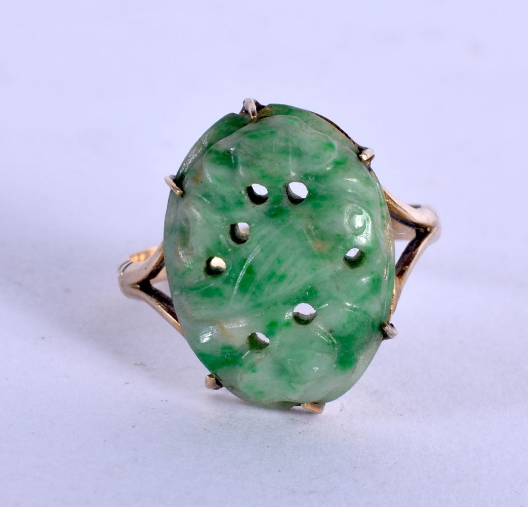 AN EARLY 20TH CENTURY CHINESE YELLOW METAL AND JADEITE RING. 4 grams. R/S.
