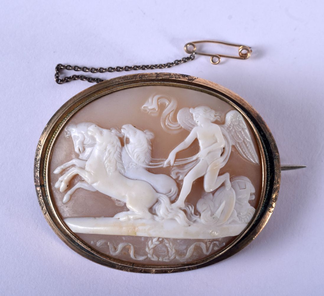 AN ANTIQUE YELLOW METAL CAMEO BROOCH. 19 grams. 6 cm x 4.5 cm.