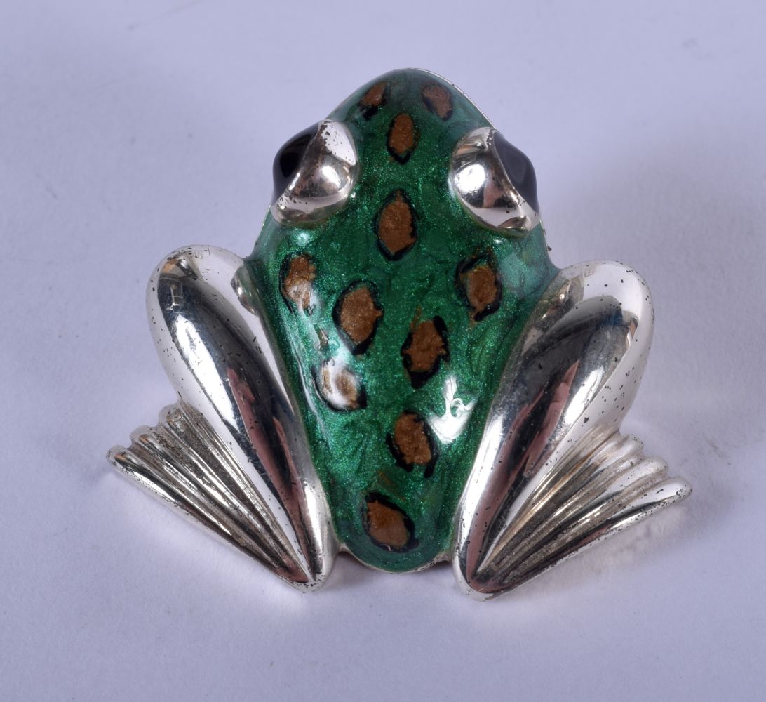 A SILVER AND ENAMEL FROG. 23 grams. 3.5 cm x 1.5 cm.