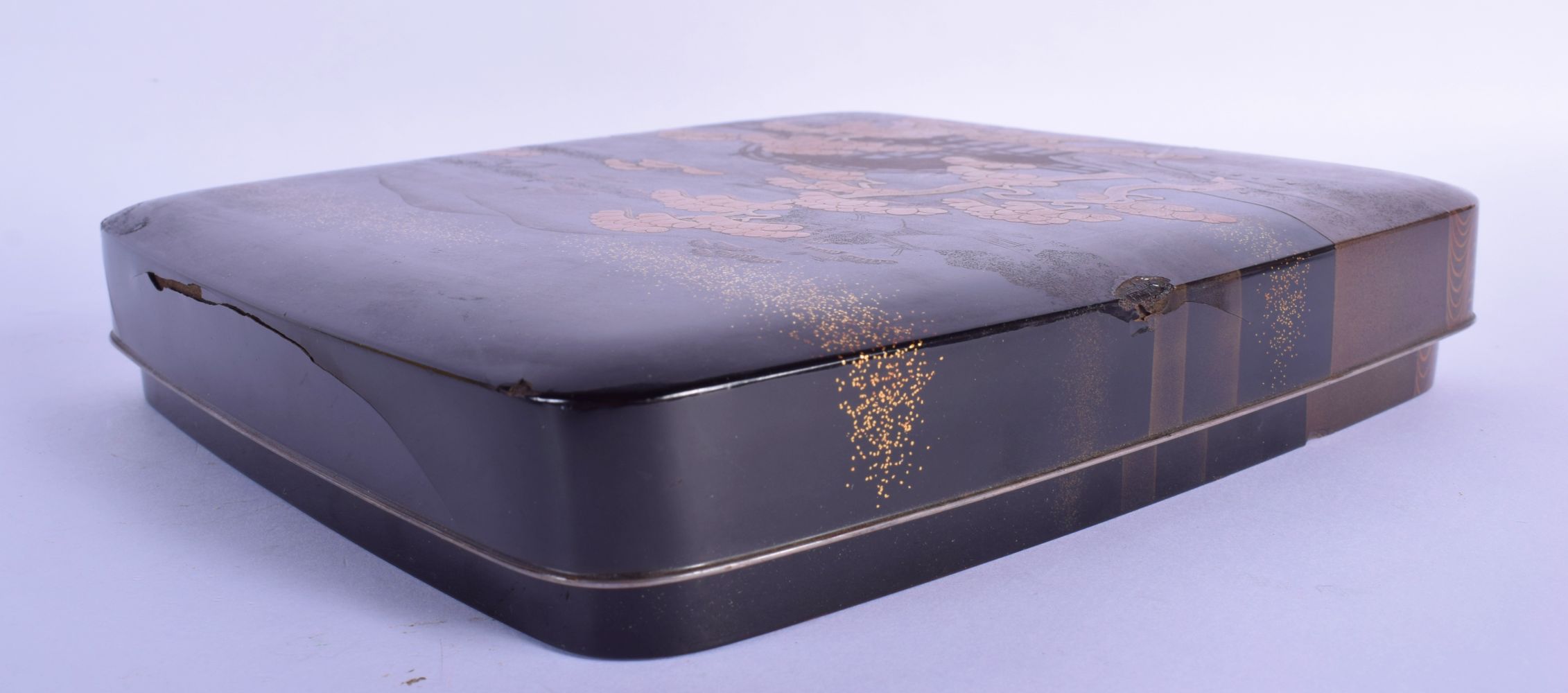 A 19TH CENTURY JAPANESE MEIJI PERIOD BLACK LACQUER BOX AND COVER decorated with trees, a bridge and - Bild 3 aus 5