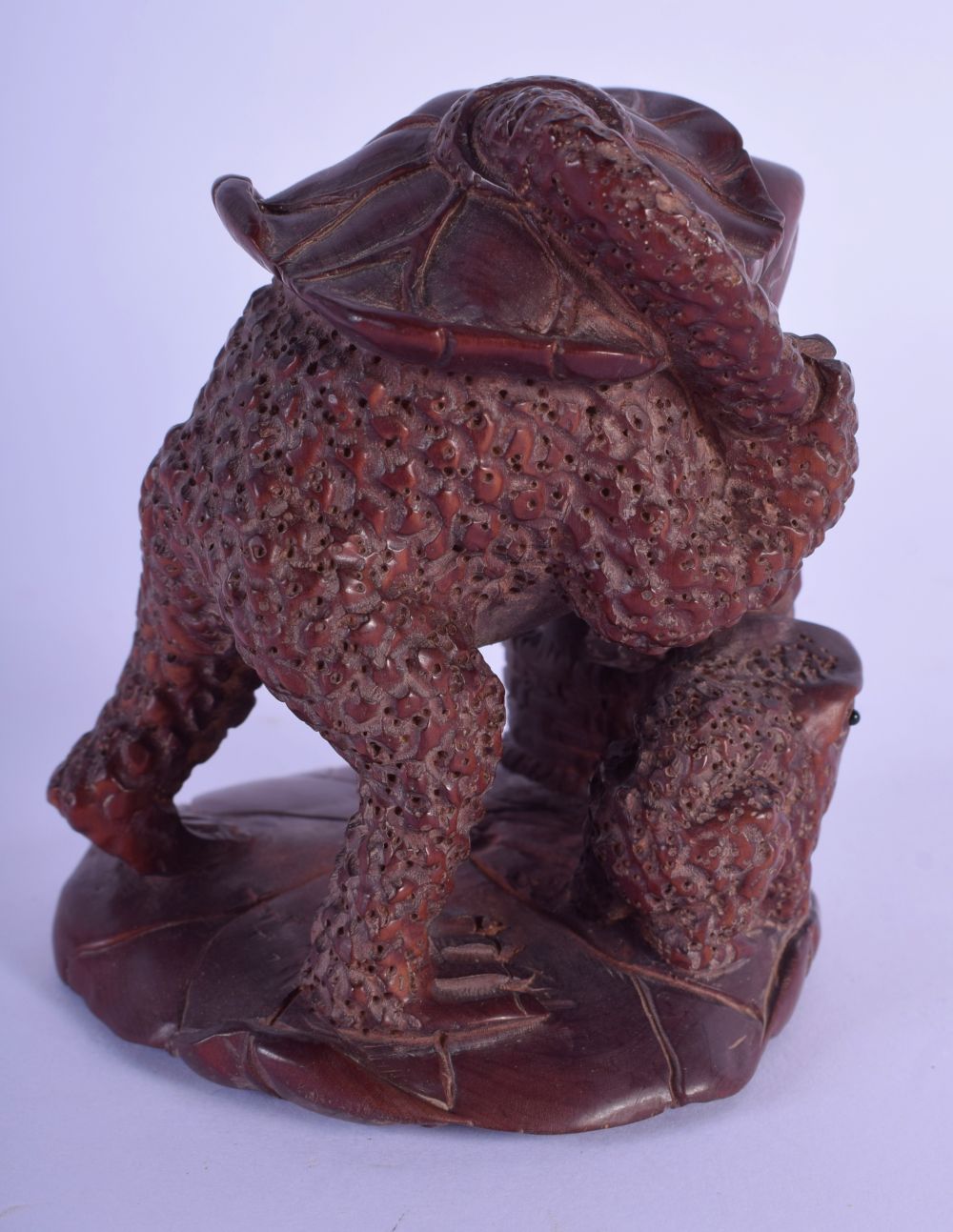 A JAPANESE CARVED BOXWOOD FIGURE OF A TOAD overlaid with a lotus flower. 10 cm x 6 cm. - Bild 2 aus 3
