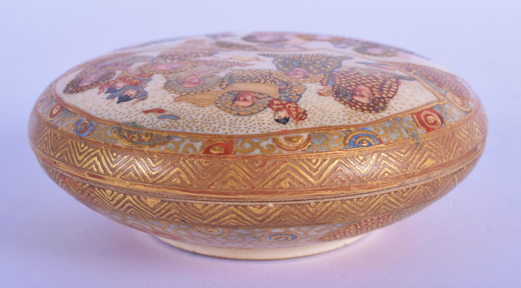 A LATE 19TH CENTURY JAPANESE MEIJI PERIOD SATSUMA BOX AND COVER painted with immortals. 10 cm diamet - Bild 3 aus 5