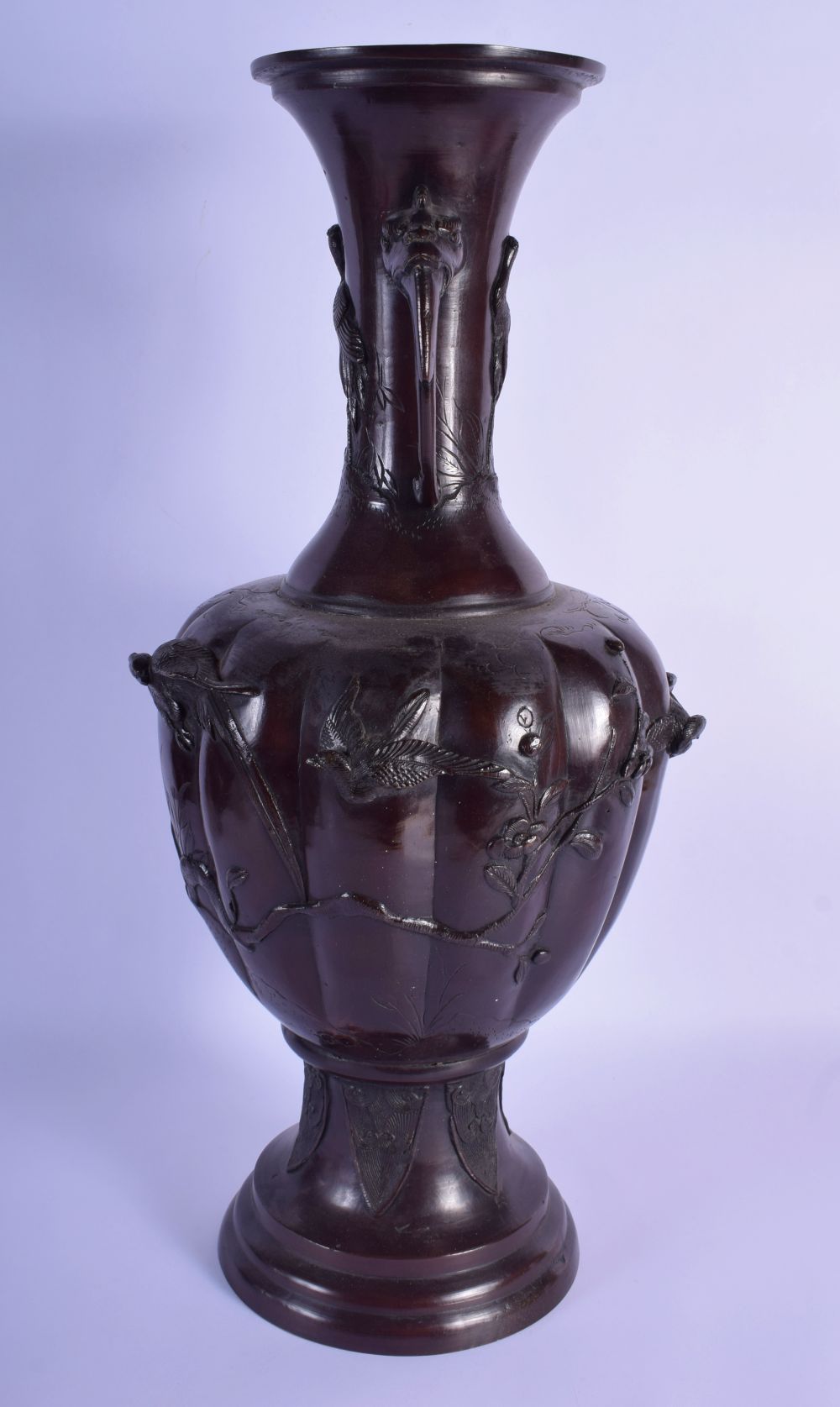 A LARGE 19TH CENTURY JAPANESE MEIJI PERIOD TWIN HANDLED BRONZE VASE decorated with foliage and vines - Bild 2 aus 5