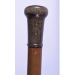 A 19TH CENTURY CONTINENTAL CARVED RHINOCEROS HORN HANDLED WALKING CANE. 85 cm long.