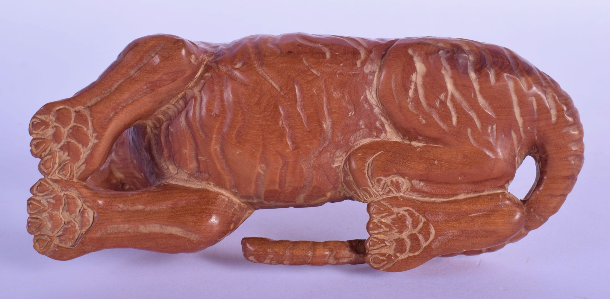 A JAPANESE CARVED BOXWOOD FIGURE OF A TIGER modelled recumbent. 13 cm x 8 cm. - Bild 3 aus 3