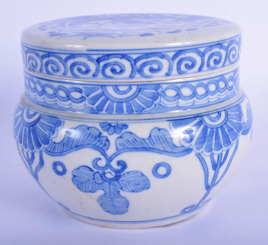 A 19TH CENTURY JAPANESE BLUE AND WHITE PORCELAIN JAR AND COVER painted with flowers and a dragon. 11 - Bild 3 aus 5