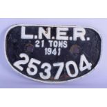A LNER CAST IRON LOCOMOTIVE WAGON PLATE 253704 C1941. 24 cm x 14 cm.