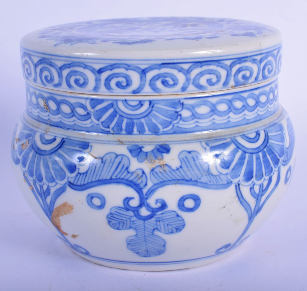 A 19TH CENTURY JAPANESE BLUE AND WHITE PORCELAIN JAR AND COVER painted with flowers and a dragon. 11 - Bild 2 aus 5