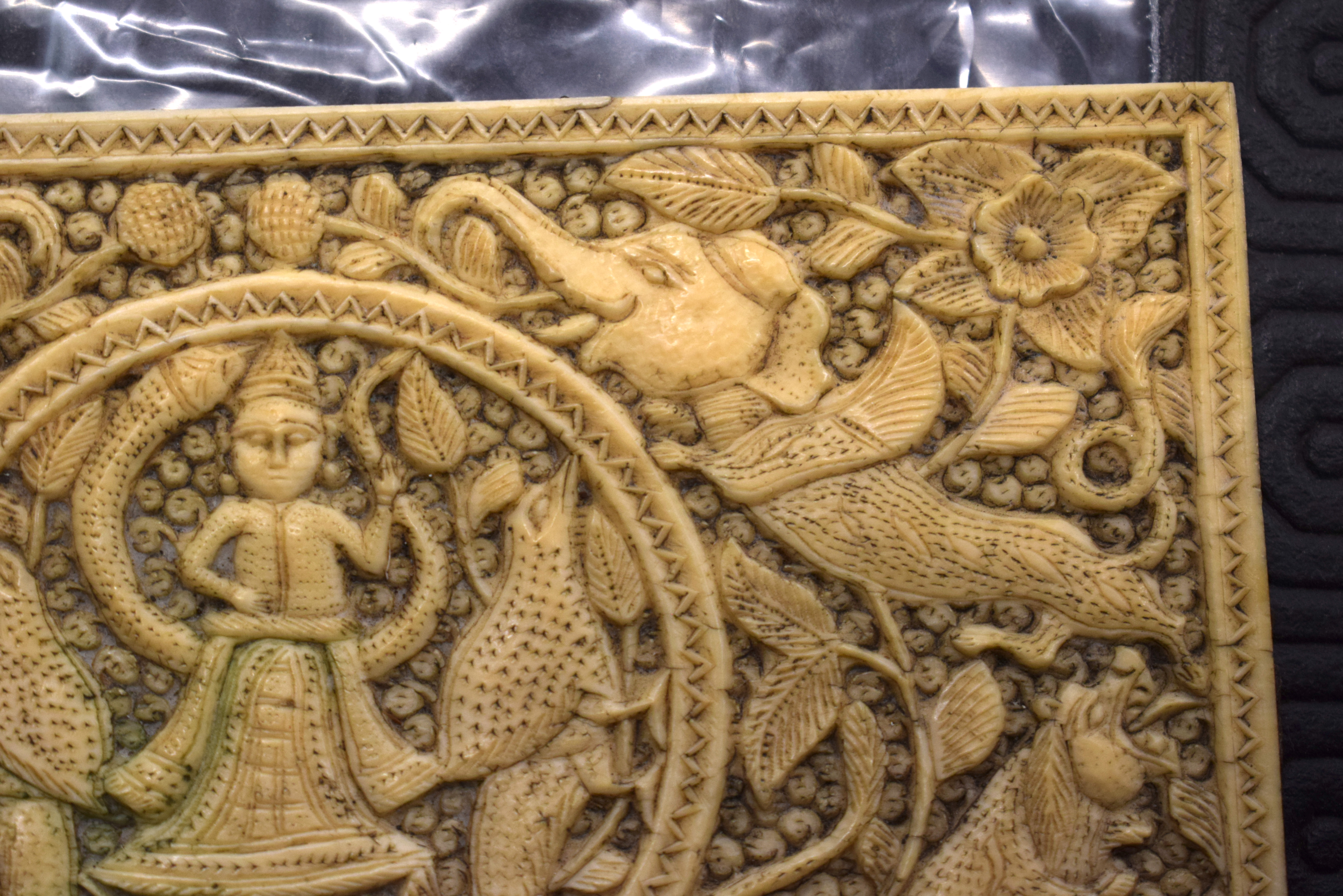 AN 18TH CENTURY INDIAN RECTANGULAR CARVED IVORY PANEL depicting Buddhistic figures and elephants amo - Bild 5 aus 9