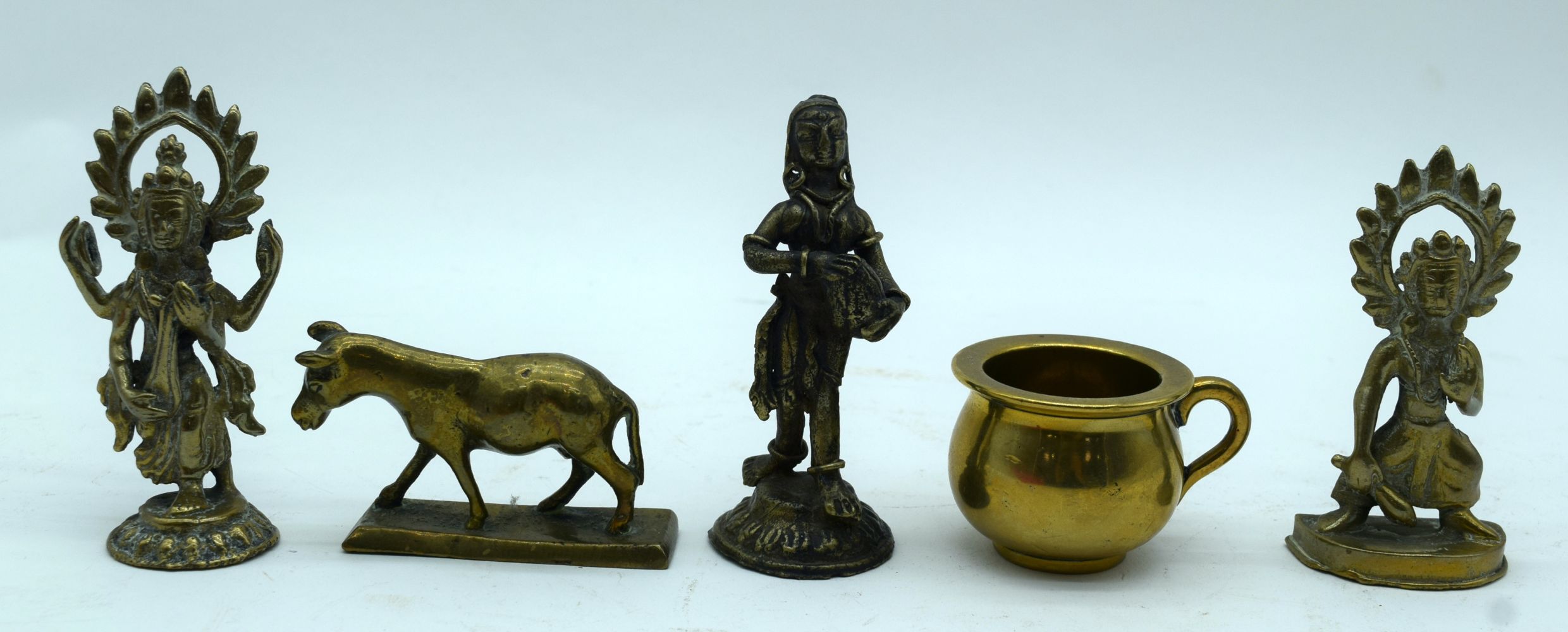A small bronze Indian dancing figure together with Tibetan brass figures etc 9cm (5). - Bild 2 aus 4