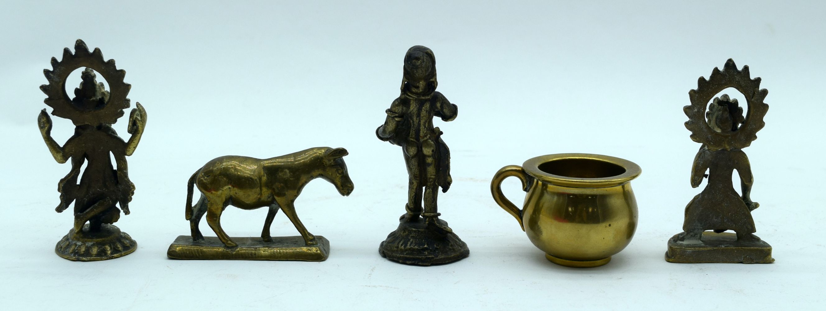 A small bronze Indian dancing figure together with Tibetan brass figures etc 9cm (5). - Bild 3 aus 4