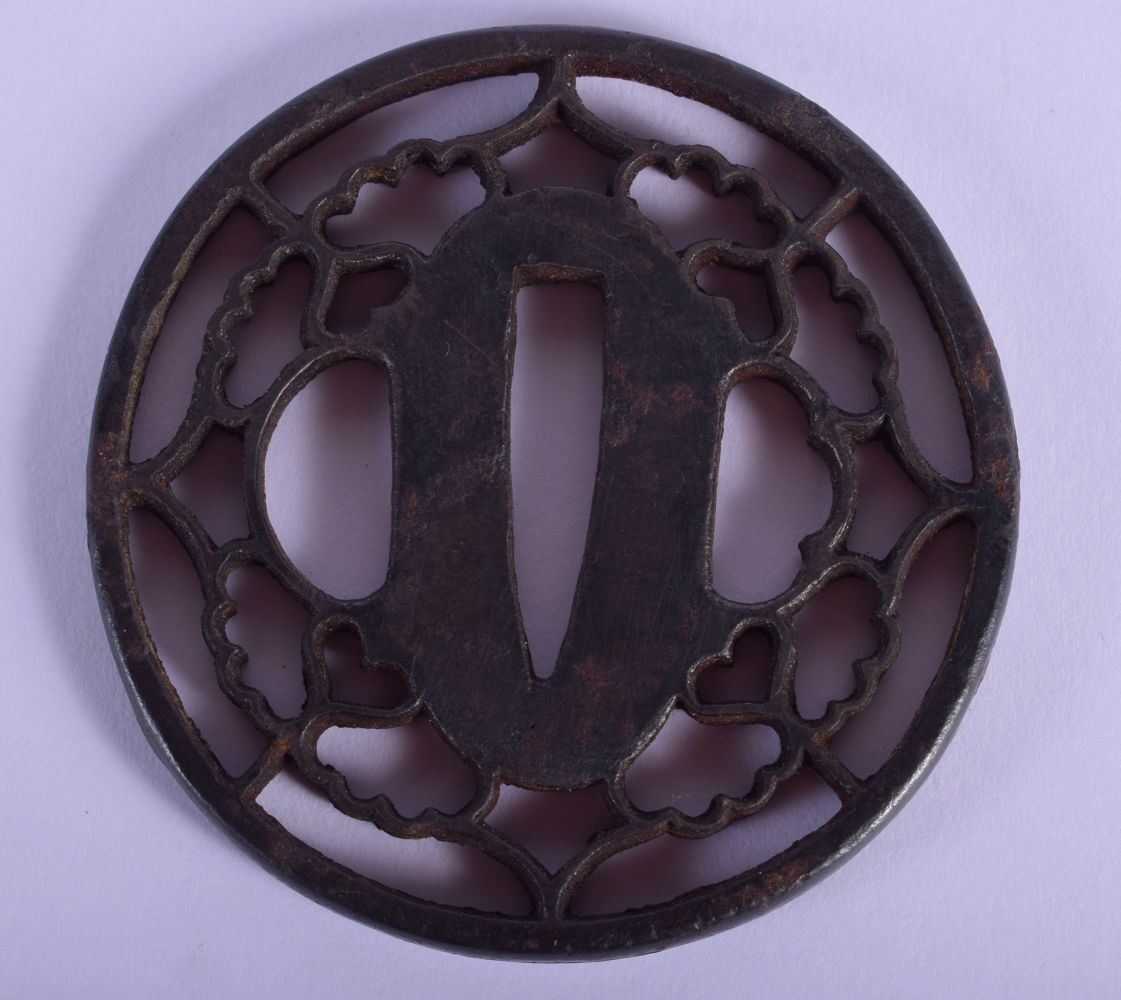 AN 18TH/19TH CENTURY JAPANESE IRON TSUBA of openwork form. 5.5 cm wide. - Bild 2 aus 2