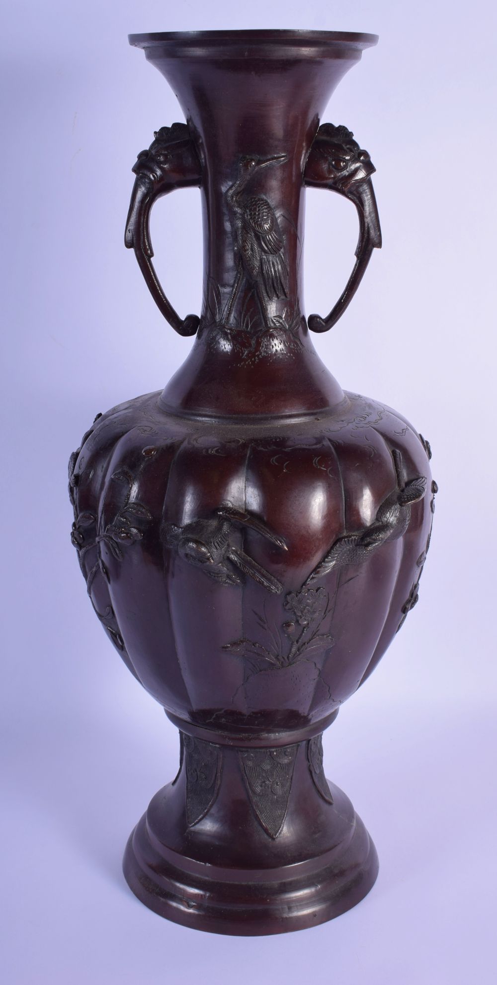 A LARGE 19TH CENTURY JAPANESE MEIJI PERIOD TWIN HANDLED BRONZE VASE decorated with foliage and vines - Bild 3 aus 5