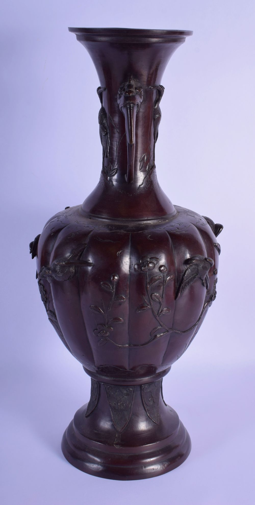 A LARGE 19TH CENTURY JAPANESE MEIJI PERIOD TWIN HANDLED BRONZE VASE decorated with foliage and vines - Bild 4 aus 5