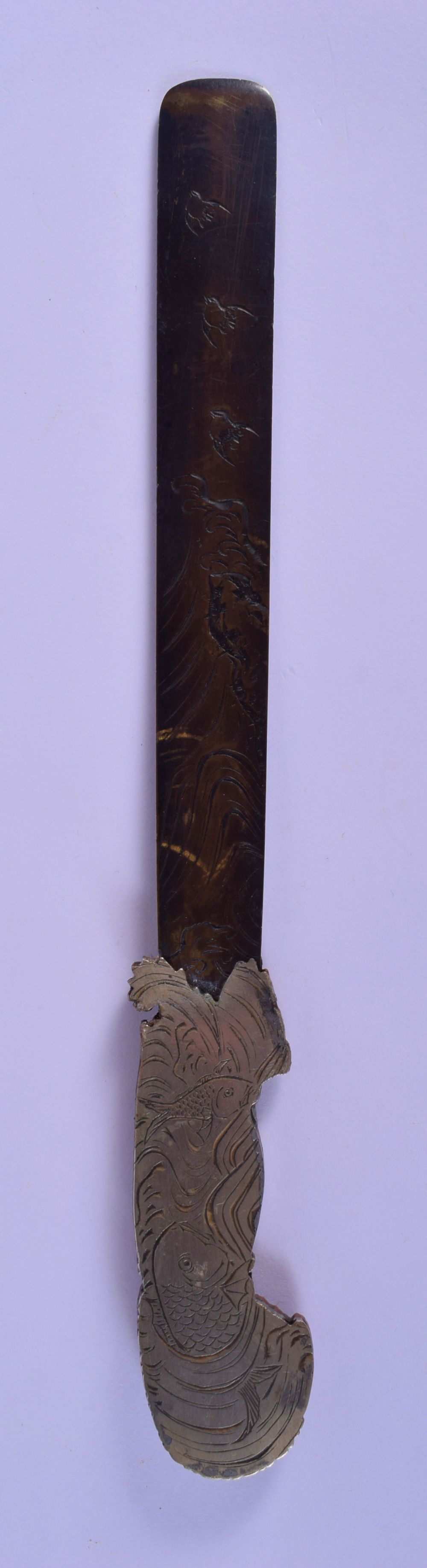 A 19TH CENTURY JAPANESE MEIJI PERIOD MIXED METAL LETTER OPENER with lobster handle and engraved blad - Bild 2 aus 5