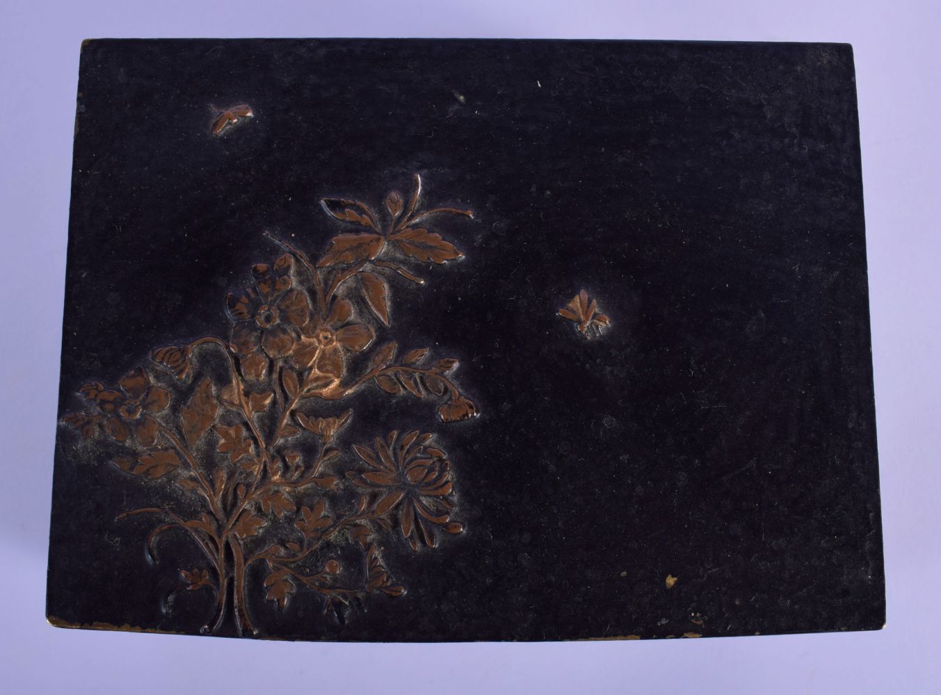 AN EARLY 20TH CENTURY JAPANESE MEIJI PERIOD MIXED METAL CASKET decorated with foliage, together with - Bild 3 aus 5